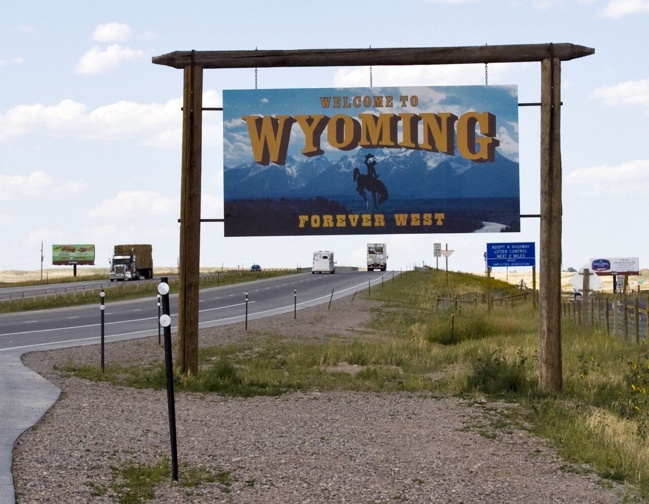 Letrero Welcome to Wyoming Forever West en la frontera estatal, estado donde sacamos placas temporales