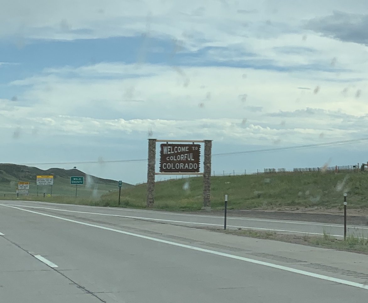 Letrero Welcome to Colorful Colorado en la frontera estatal, estado donde tramitamos placas temporales