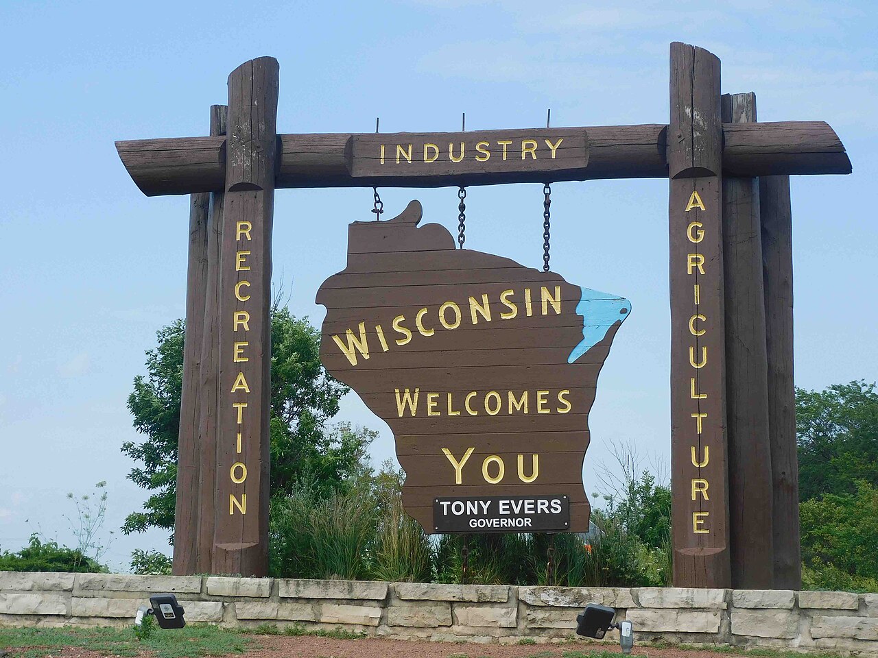 Letrero de bienvenida a Wisconsin en la Interestatal 90, estado donde sacamos placas temporales