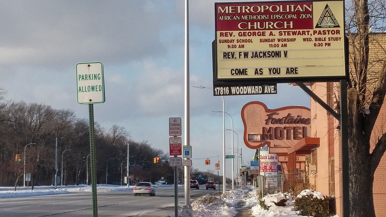 Woodward Avenue con tráfico rumbo a Pontiac y 8 Mile en el metro de Detroit, Michigan