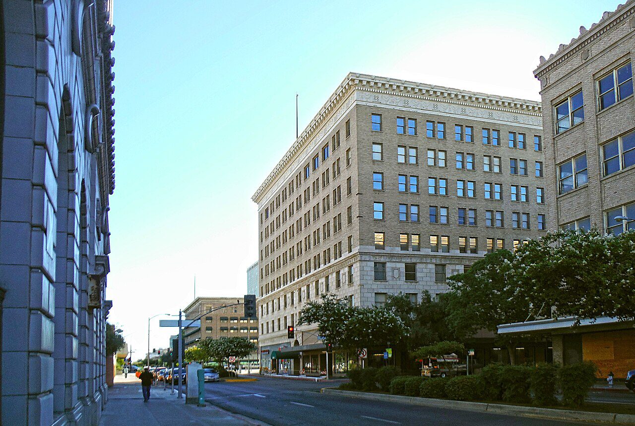 Tulare Street y Fulton Mall en el centro de Fresno, California, zona donde tramitamos placas temporales