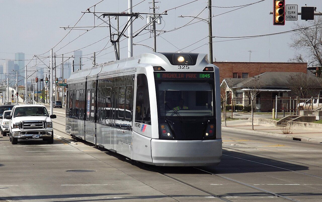 Harrisburg Boulevard en el East End de Houston, Texas, con el tren ligero — placas temporales cerca de ti