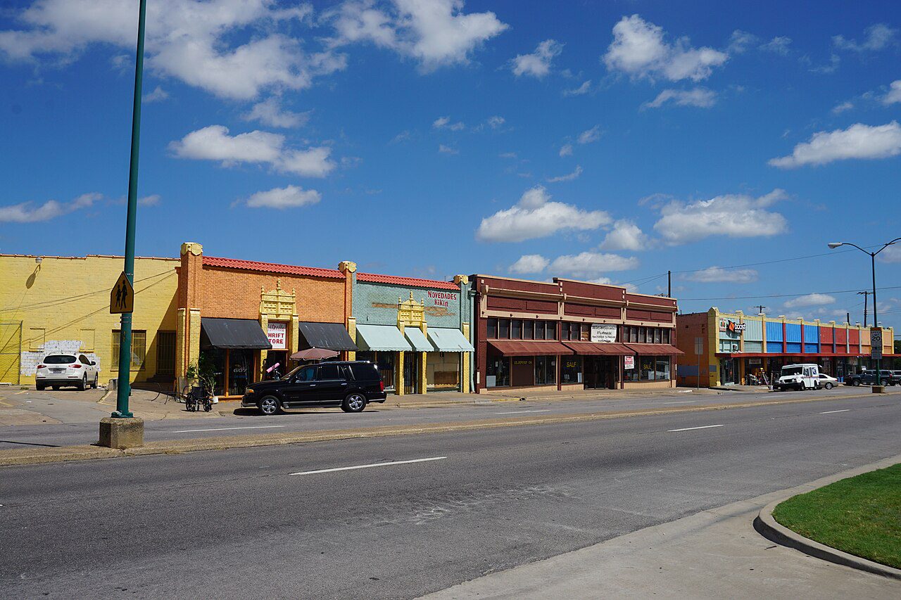 Jefferson Boulevard en Oak Cliff, Dallas, Texas, corredor hispano donde gestionamos placas temporales