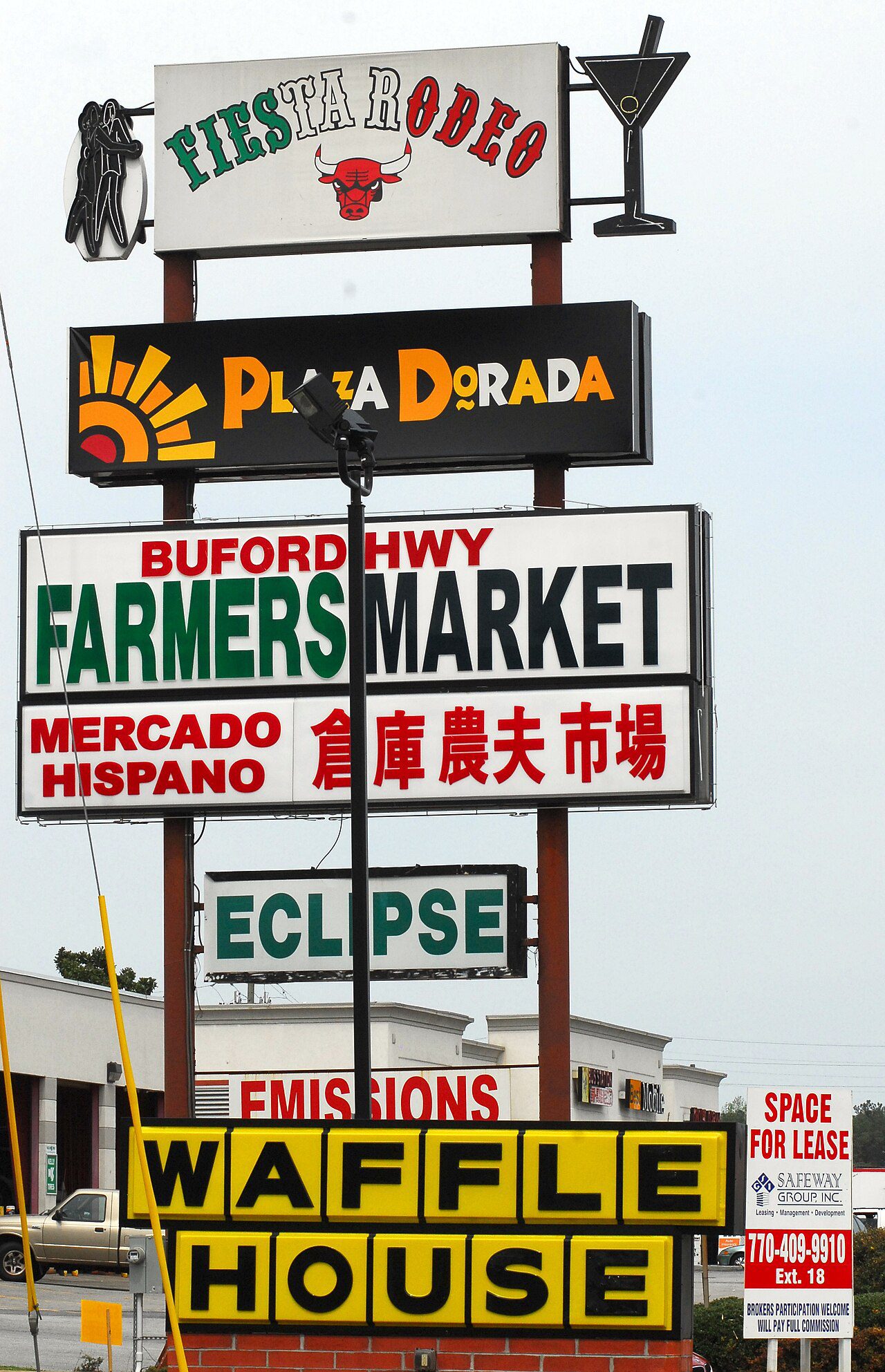 Renovación de placas en Georgia — tráfico en Buford Highway, Atlanta, zona de la comunidad hispana